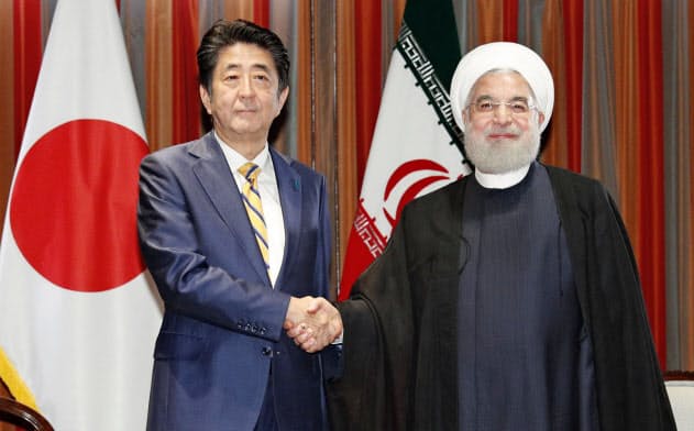 イランのロウハニ大統領(右)と握手する安倍首相(24日、米ニューヨーク)=共同 イランのロウハニ大統領(右)と握手する安倍首相(24日、米ニューヨーク)=共同