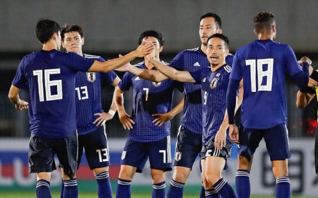 W杯カタール大会アジア2次予選の初戦でミャンマーに快勝し、タッチを交わす日本イレブン=共同 W杯カタール大会アジア2次予選の初戦でミャンマーに快勝し、タッチを交わす日本イレブン=共同