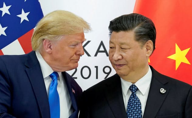 トランプ米大統領(左)は高関税政策を繰り出し、中国の習近平国家主席に構造改革を迫る=ロイター トランプ米大統領(左)は高関税政策を繰り出し、中国の習近平国家主席に構造改革を迫る=ロイター