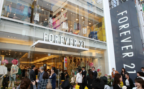 ファッション疲れ に負けたフォーエバー21 日本撤退 日本経済新聞 ファッション疲れ に負けたフォーエバー21 日本撤退 日本経済新聞