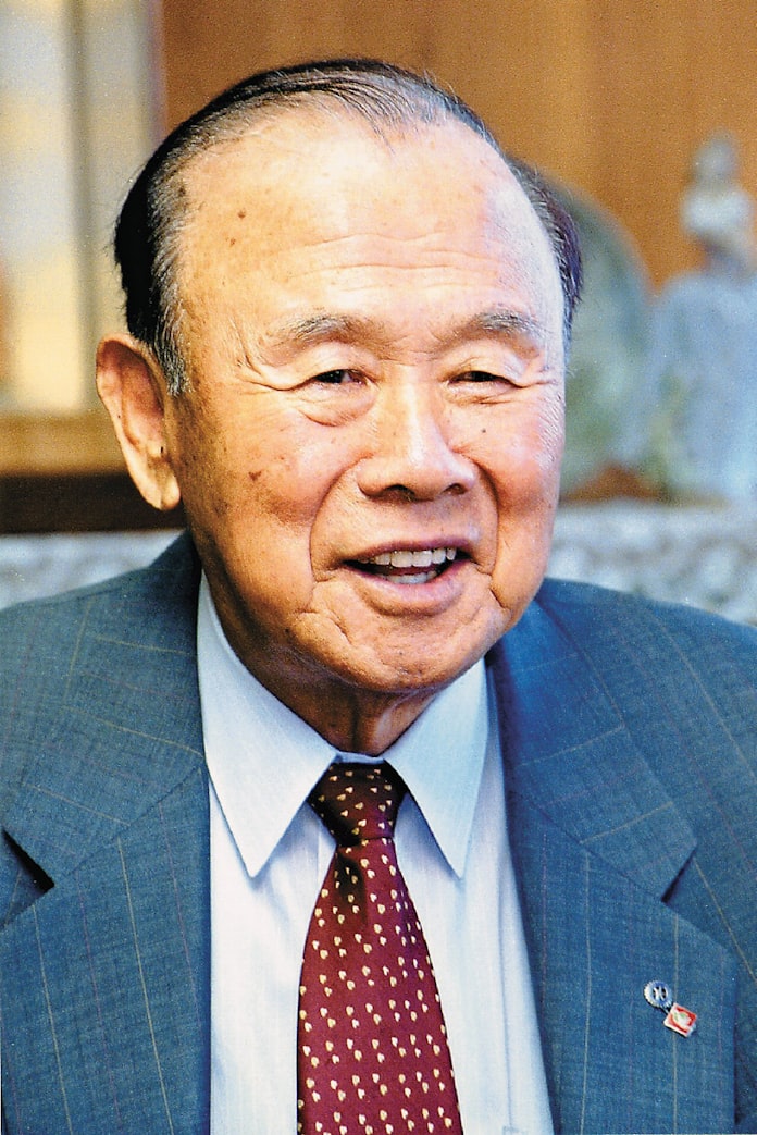 国宝 彦根屏風 流出危機救う 平和堂創業者の地元愛 日本経済新聞 国宝 彦根屏風 流出危機救う 平和堂創業者の地元愛 日本経済新聞