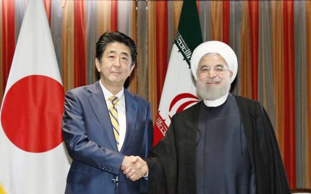会談を前に握手するイランのロウハニ大統領(右)と安倍首相(24日、米ニューヨーク)=共同 会談を前に握手するイランのロウハニ大統領(右)と安倍首相(24日、米ニューヨーク)=共同
