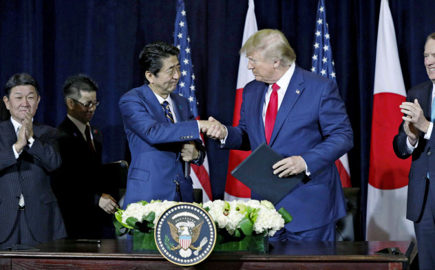 日米貿易協定締結で最終合意し、合意文書への署名を終えて握手する安倍首相(左)とトランプ大統領=9月25日、米ニューヨーク(共同) 日米貿易協定締結で最終合意し、合意文書への署名を終えて握手する安倍首相(左)とトランプ大統領=9月25日、米ニューヨーク(共同)