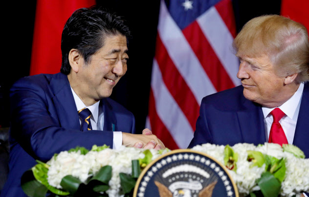 安倍首相とトランプ米大統領は中東情勢や日韓関係についても意見交換した(ニューヨーク)=ロイター 安倍首相とトランプ米大統領は中東情勢や日韓関係についても意見交換した(ニューヨーク)=ロイター