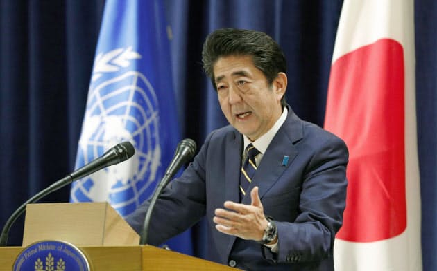 記者会見で質問に答える安倍首相(25日、米ニューヨーク)=共同 記者会見で質問に答える安倍首相(25日、米ニューヨーク)=共同