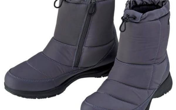 ヨネックスが10月中旬に発売する男女兼用ブーツ「パワークッション110」（チャコール）