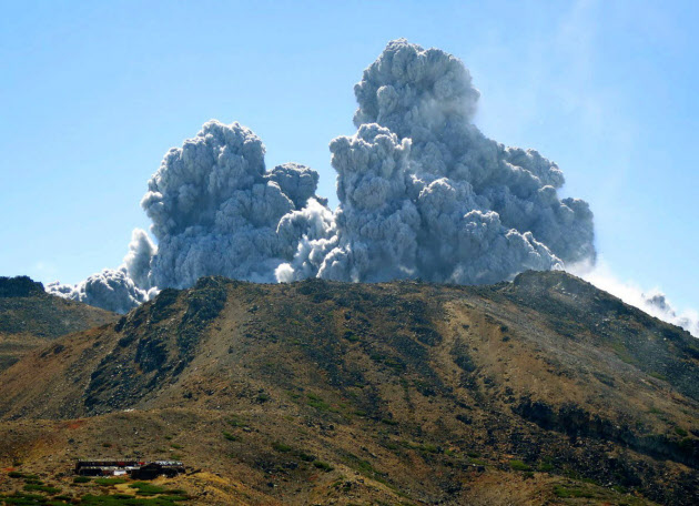 御嶽山噴火5年 火山対策手探り 予測難しく 日本経済新聞