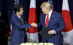 日米貿易協定締結で最終合意し、共同声明に署名を終え握手する安倍首相とトランプ米大統領(25日、ニューヨーク)=AP 日米貿易協定締結で最終合意し、共同声明に署名を終え握手する安倍首相とトランプ米大統領(25日、ニューヨーク)=AP