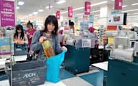 イオン北海道の店舗では85%を超える客がレジ袋を辞退する（札幌市内の店舗）