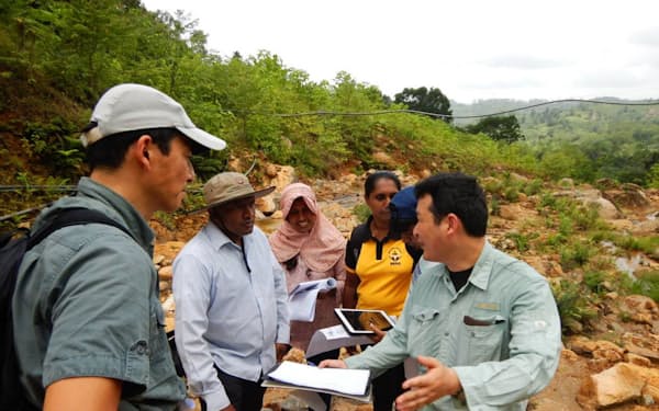 土石流が起きたスリランカの現場で調査技術を指導する日本の専門家