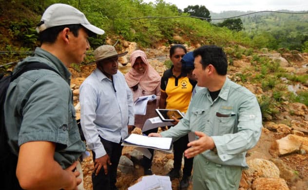 土石流が起きたスリランカの現場で調査技術を指導する日本の専門家