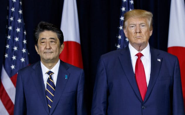 合意文書の署名式。日米首脳を挟んで茂木敏充外相(左端)とライトハイザー米USTR代表(右端)(25日、ニューヨーク)=AP 合意文書の署名式。日米首脳を挟んで茂木敏充外相(左端)とライトハイザー米USTR代表(右端)(25日、ニューヨーク)=AP