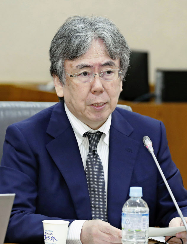 政府税制調査会の総会であいさつする中里実会長=26日午後、財務省 政府税制調査会の総会であいさつする中里実会長=26日午後、財務省