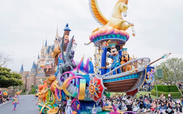 テーマパークの好調は続きそうだ(東京ディズニーランド(C)Disney)