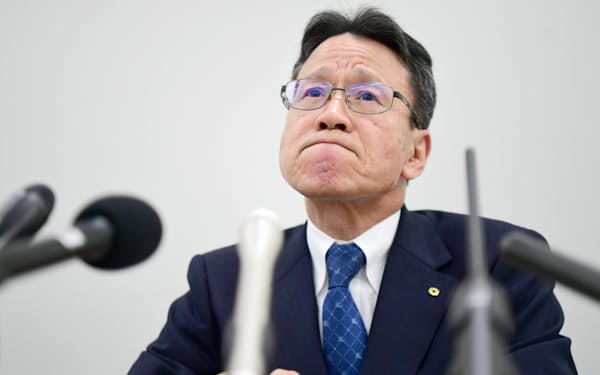 記者会見で厳しい表情を見せる関西電力の岩根社長（9月27日、大阪市北区）