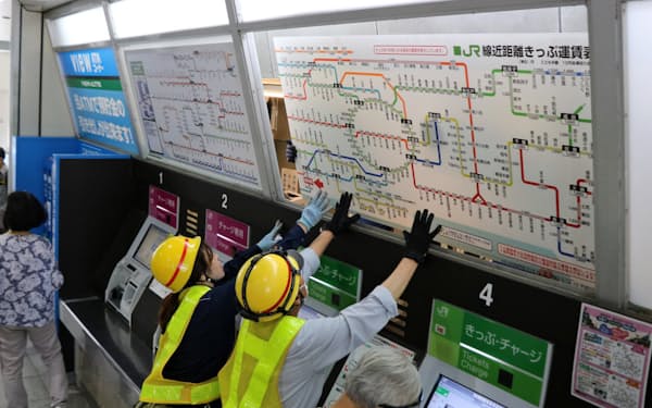 鉄道各社は運賃表の差し替えを急ピッチで進めている（JR東日本の桜木町駅）