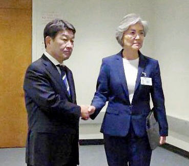 日韓対立の出口はまったく見えない。26日、米ニューヨークの国連本部で撮影に応じる茂木外相(左)と韓国の康京和外相(聯合=共同) 日韓対立の出口はまったく見えない。26日、米ニューヨークの国連本部で撮影に応じる茂木外相(左)と韓国の康京和外相(聯合=共同)