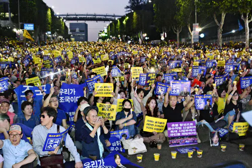 韓国の曺国法相が進める検察改革を支持する市民らが開いた集会(28日、ソウル)=共同