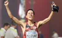 男子50キロ競歩で金メダルを獲得した鈴木=山本博文撮影