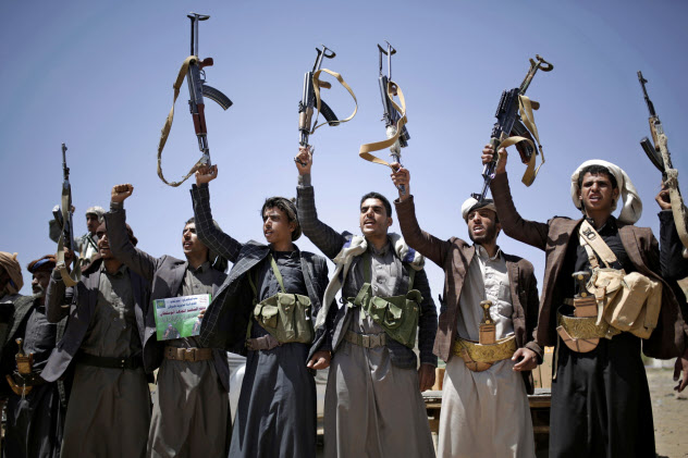 フーシはサウジへの攻撃を繰り返している(21日、イエメン首都サヌアで銃をかかげるイエメンの親イラン武装勢力フーシ)=ロイター フーシはサウジへの攻撃を繰り返している(21日、イエメン首都サヌアで銃をかかげるイエメンの親イラン武装勢力フーシ)=ロイター