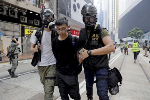 29日、香港警察は複数のデモ参加者を拘束した=AP