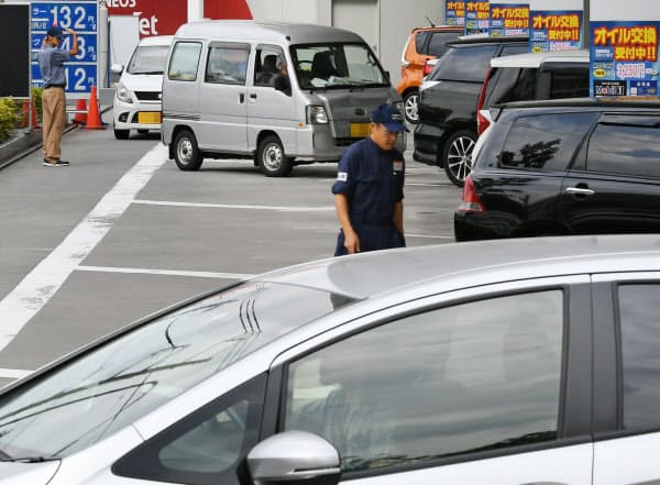 給油の車で混雑するガソリンスタンド(30日、東京都世田谷区)