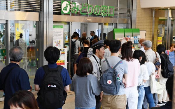 定期券を購入する人たちで混雑するJR新宿駅のみどりの窓口(30日、東京・新宿)