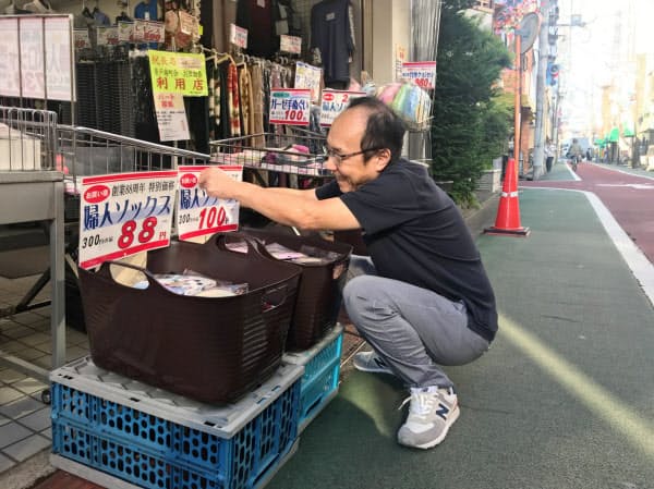 青戸銀座（東京・葛飾）の店舗でも値札の入れ替えが進む