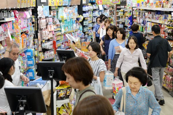 消費増税を前に日用品を買い求める人で混雑するドラッグストア(30日、東京都大田区のココカラファイン大森店)