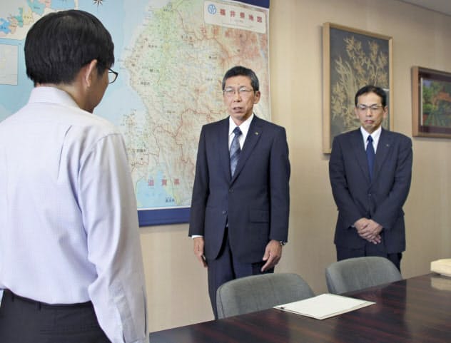 福井県の清水英男安全環境部長(左)と面会する関電の右城望地域共生本部長(中央)ら(9月30日、福井県庁) 福井県の清水英男安全環境部長(左)と面会する関電の右城望地域共生本部長(中央)ら(9月30日、福井県庁)