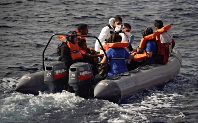 地中海でマルタ当局に保護される難民(9月)=AP 地中海でマルタ当局に保護される難民(9月)=AP