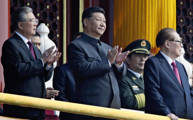 中国建国70年の軍事パレードの際、北京・天安門の上に登場した習近平国家主席(中)、江沢民元国家主席(右)、胡錦濤前国家主席(左)=ロイター 中国建国70年の軍事パレードの際、北京・天安門の上に登場した習近平国家主席(中)、江沢民元国家主席(右)、胡錦濤前国家主席(左)=ロイター