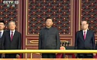 1日、中国中央テレビが放映した、中国建国70年の記念式典に出席する（左から）胡錦濤前国家主席、習近平国家主席、江沢民元国家主席（共同）