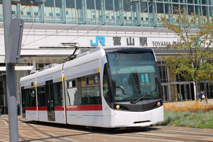 富山駅南 北の路面電車 年3月21日に接続 運賃210円 日本経済新聞 富山駅南 北の路面電車 年3月21日に接続 運賃210円 日本経済新聞