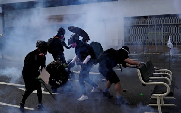 1日、香港各地でデモ隊と警察の衝突が起きた=ロイター