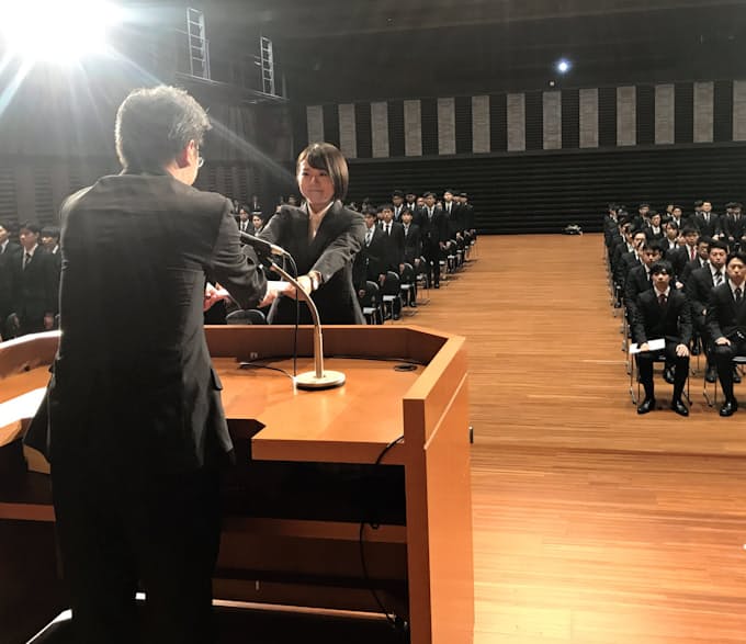 能力発揮の場提供する 西日本シティ銀など内定式 日本経済新聞
