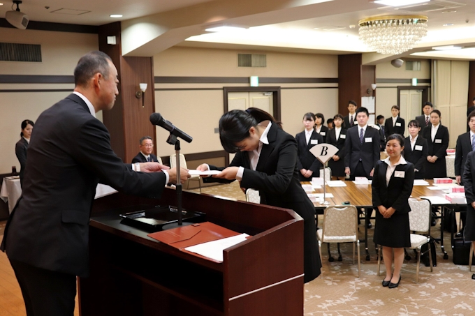 長野県内企業で内定式 八十二銀など計画通りの採用人数確保 日本経済新聞