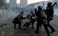 1日、香港郊外の沙田地区で衝突するデモ隊と警官隊=ロイター