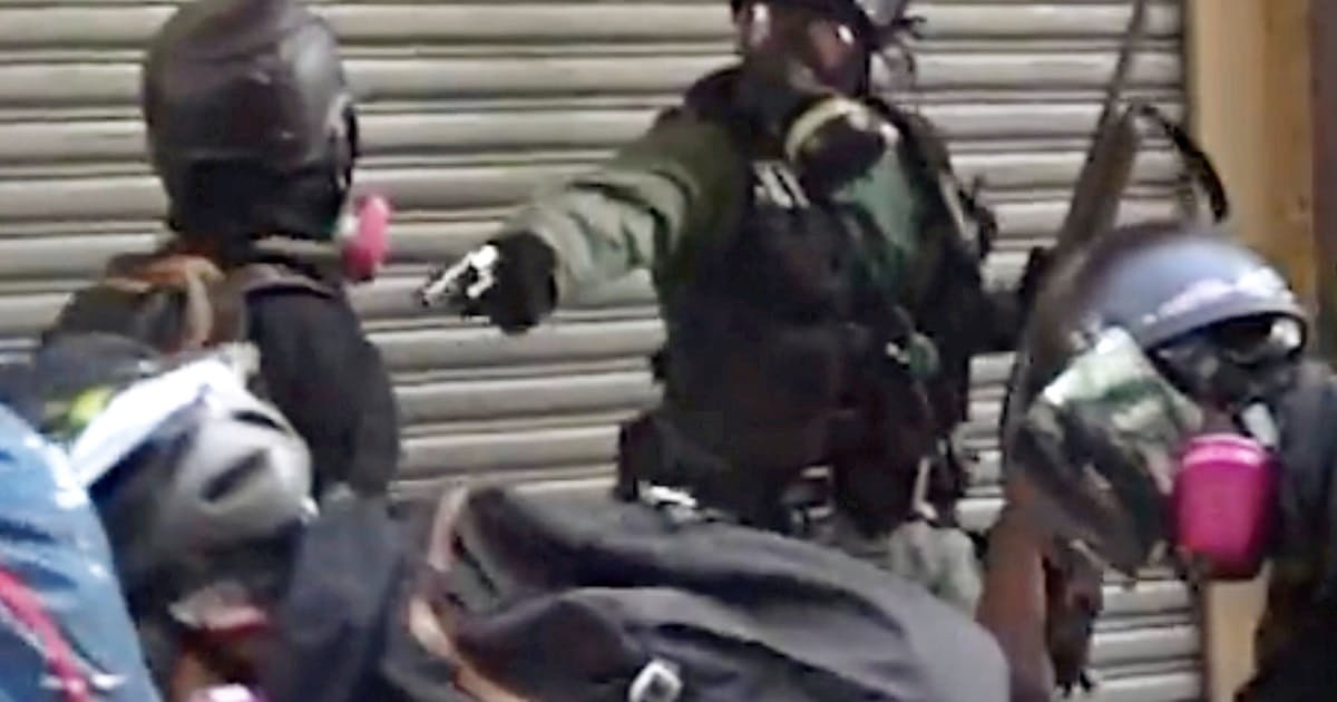 香港デモで警官が実弾発砲 18歳高校生が重体 日本経済新聞