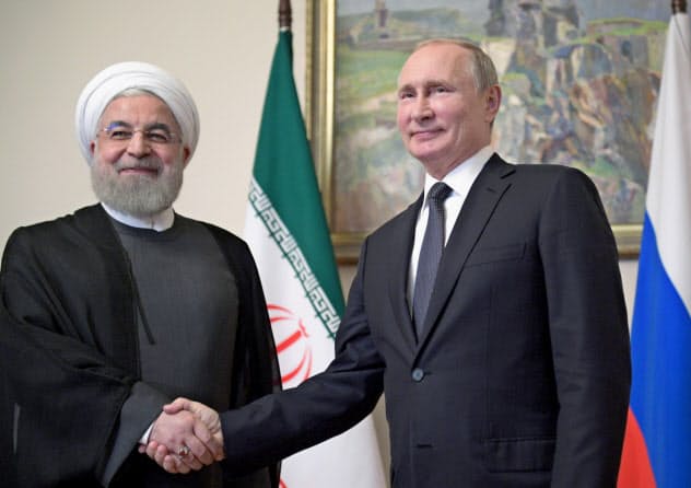 首脳会談に臨むイランのロウハニ大統領(左)とロシアのプーチン大統領(1日、エレバン)=ロイター 首脳会談に臨むイランのロウハニ大統領(左)とロシアのプーチン大統領(1日、エレバン)=ロイター