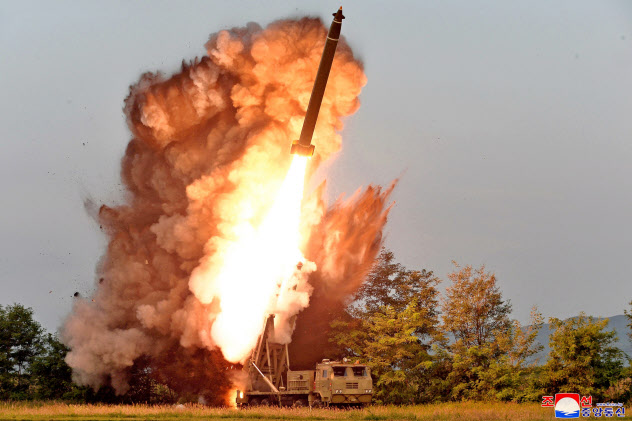 9月10日に朝鮮中央通信が配信したロケット発射の映像=ロイター 9月10日に朝鮮中央通信が配信したロケット発射の映像=ロイター