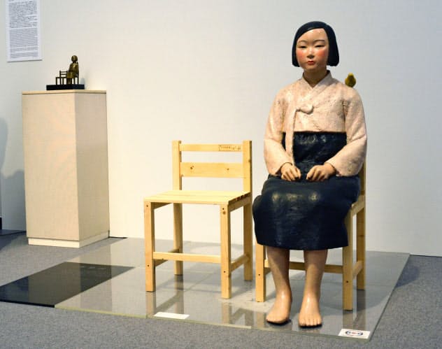 国際芸術祭「あいちトリエンナーレ2019」で展示されていた「平和の少女像」(8月、名古屋市の愛知芸術文化センター)=共同 国際芸術祭「あいちトリエンナーレ2019」で展示されていた「平和の少女像」(8月、名古屋市の愛知芸術文化センター)=共同