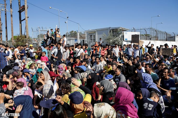 ギリシャ東部で難民急増 収容施設の定員超過 日本経済新聞