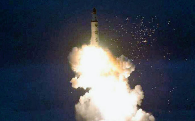 北朝鮮の労働新聞が2016年8月に掲載した、潜水艦発射弾道ミサイル(SLBM)の水中発射実験の写真=共同 北朝鮮の労働新聞が2016年8月に掲載した、潜水艦発射弾道ミサイル(SLBM)の水中発射実験の写真=共同