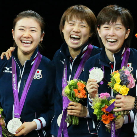 卓球 三姉妹 悲願の初メダル 12年ロンドン五輪 日本経済新聞