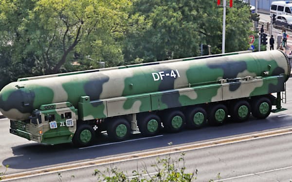 中国は大陸間弾道ミサイル「東風41」を披露した（2日、北京）=小林健撮影