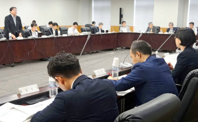 大学入学共通テストで導入される英語民間試験の円滑実施について話し合われた会議(9月、文科省)=共同 大学入学共通テストで導入される英語民間試験の円滑実施について話し合われた会議(9月、文科省)=共同