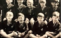 ロンドンの小学校でクラスメートと（前列左から2人目が本人）