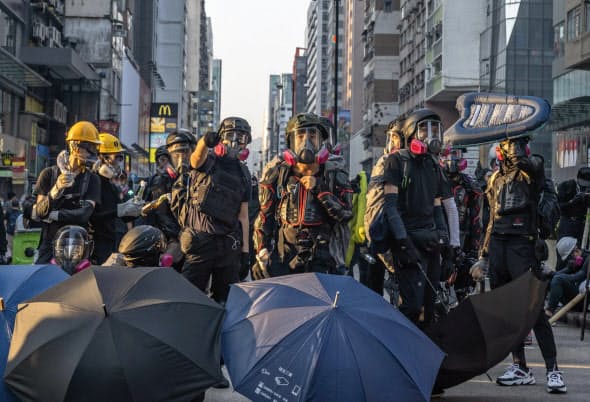 最近は顔を覆うデモ参加者が目立つ(1日、香港)=AP