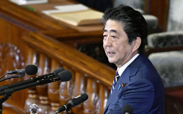 第200臨時国会で所信表明演説をする安倍首相(4日午後、衆院本会議場)=共同 第200臨時国会で所信表明演説をする安倍首相(4日午後、衆院本会議場)=共同